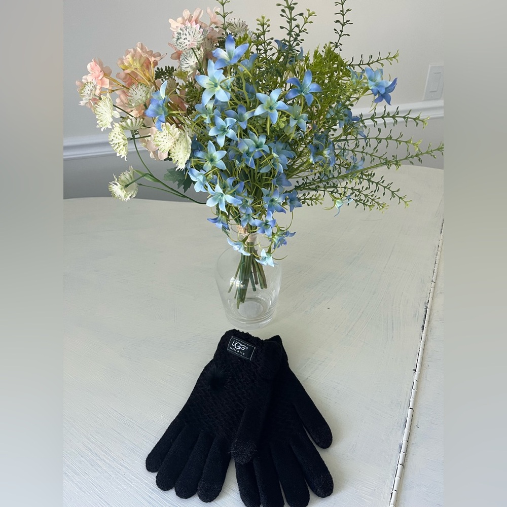 UGG Classic Black Knit Gloves